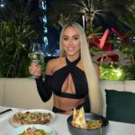 Vanessa Mariposa Instagram - cheers to life 🍸✨ Manchmal muss man sehr, sehr viele negative Dinge überstehen, damit man das positive im Leben zu schätzen weiß.. 2022 & 2023 waren keine schönen Jahren für mich, dafür bin ich jetzt überglücklich und fühle mich endlich angekommen 🖤 anzeige ______ #vanessamariposa #vanessamariposafitness #nightout #downtown #businessbaydubai