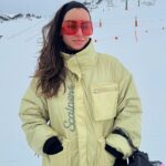 Vanessa Martins Instagram - Dia 3 e cada vez mais apaixonada pelo ski. Pelos meus 25 anos comecei a fazer snowboard e tive a oportunidade de praticar umas 5 vezes. Gostava muito, eu sempre fui mais radical e achei que o snowboard era a minha cara. Cansei me de estar tantas vezes no chão e a pôr bota e a tirar bota… achei que estava a ficar uma senhora e podia tentar o Ski 😂 experimentei pela 1a vez em 2021 na Eslovénia com amigos e desde aí que o bichinho tem vindo sempre aumentar. Adoro férias na neve, adoro passar o dia a praticar desporto, adoro a sensação de superação, de desligar-me de tudo e de ir…. Só ir… ❤️ Look @scalperscompany Vídeo @andrefoxx10 📱