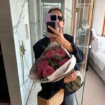 Vanessa Martins Instagram - Photo dump da minha semana de aniversário! Fiz anos 2a feira e antes tive 4 dias doentíssima. 3a organizei me 4a e 5a Porto, 6a feira workaholic mode. Fim‑de‑semana passou a voar. Meu Deus já tenho 38 anos! 1a check in no @winebookshotels 2a adorei o hotel super bonito 3a jantei no meu sushi preferido @yakuza_byolivier 4a escolhi o cheirinho do novo produto da Frederica(não é um perfume) 5a o meu creme preferido de noite acabou @caudalie 6a a @fredericalifestyle foi considerada pelo 2o ano consecutivo uma das melhores PMEs de Portugal 7a a começar o dia cedo no Porto 8a recebi flores @bloomfloreseventos 9a adoro o Porto! 10a voltei a casa e ando a experimentar novos pequenos almoços que controlem melhor os meus picos de glicose. Prá semana há mais!!!!! 😘