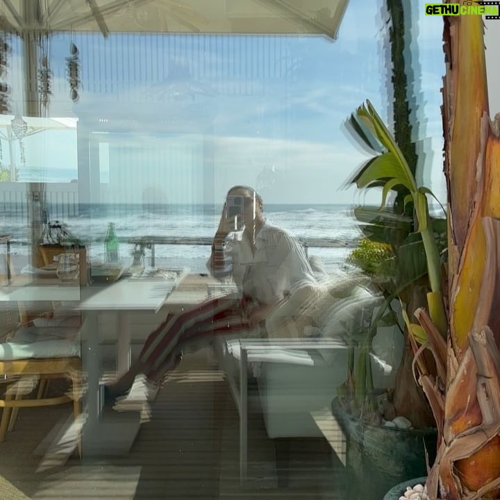 Vanessa Martins Instagram - Que sábado bom. Sol maravilhoso, num dos meus restaurantes preferidos, peixe fresco, vista de sonho. A vida fica melhor perto da praia. @classico_byolivier