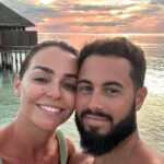 Vanessa Martins Instagram - 2023 foi um ano longo que passou a voar. Foi um ano difícil, de algumas desilusões, de muita aprendizagem e muito cansativo. Mas houve alguém que me fez aguentar este ano e que o ajudou a torná-lo melhor… em género de dedicatória 😂 dedico este ano ao meu super namorado por todas as gargalhadas que me fez dar, por me ter ajudado tanto e por ser o melhor que a vida me deu. Pessoas bonitas de verdade são aquelas que despertam coisas boas em nós. ❤️ @davidgyt Este verso da musica Tempo do Van Zee representa de alguma forma o meu 2023. 2024 só poderá ser incrível! “E eu só sei, que esta vida é louca E eu ‘to bem, com o beijo na boca Do meu bem, algures numa toca Longe de qualquer fofoca E eu só sei, que esta vida é louca E eu ‘to bem Longe de estrilhos, na minha batalha, mano, a vida é boa Ouve, Por toda a coragem, por teres superado é que não ‘to à nora E eu ‘to cheio De contos, histórias, vivências, vitórias, passei o pior Só andei Porque tu tiveste aqui, senão já tinha passado a minha hora”