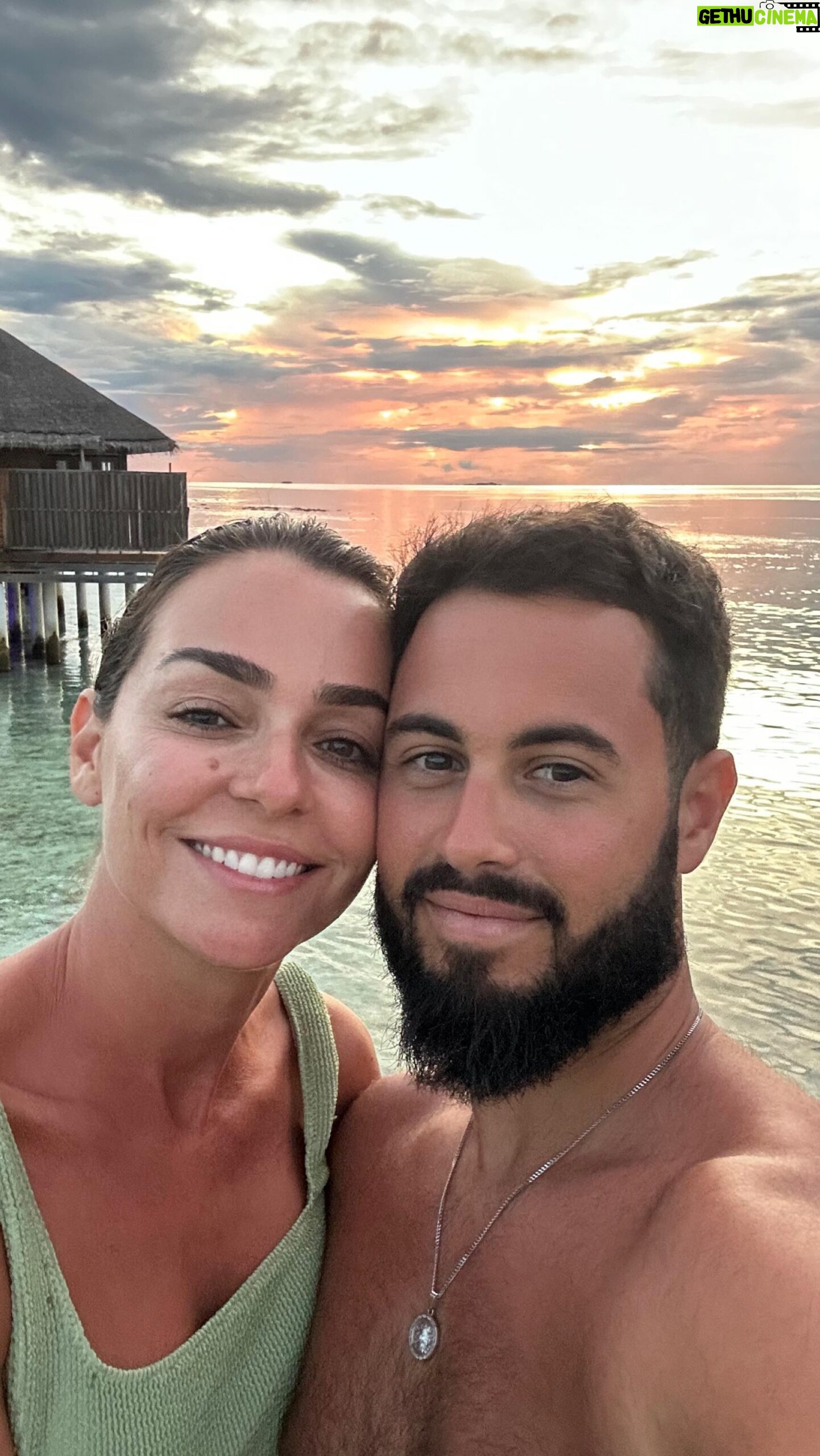 Vanessa Martins Instagram - 2023 foi um ano longo que passou a voar. Foi um ano difícil, de algumas desilusões, de muita aprendizagem e muito cansativo. Mas houve alguém que me fez aguentar este ano e que o ajudou a torná-lo melhor… em género de dedicatória 😂 dedico este ano ao meu super namorado por todas as gargalhadas que me fez dar, por me ter ajudado tanto e por ser o melhor que a vida me deu. Pessoas bonitas de verdade são aquelas que despertam coisas boas em nós. ❤️ @davidgyt Este verso da musica Tempo do Van Zee representa de alguma forma o meu 2023. 2024 só poderá ser incrível! “E eu só sei, que esta vida é louca E eu ‘to bem, com o beijo na boca Do meu bem, algures numa toca Longe de qualquer fofoca E eu só sei, que esta vida é louca E eu ‘to bem Longe de estrilhos, na minha batalha, mano, a vida é boa Ouve, Por toda a coragem, por teres superado é que não ‘to à nora E eu ‘to cheio De contos, histórias, vivências, vitórias, passei o pior Só andei Porque tu tiveste aqui, senão já tinha passado a minha hora”