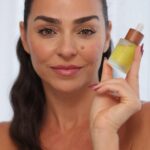 Vanessa Martins Instagram - Adoro descobrir produtos novos. E este está no meu top! Liquid-Land é um óleo feito a partir de pinhões portugueses 100% orgânicos da espécie Pinus Pinea. De uma suavidade e delicadeza que só a natureza consegue proporcionar, não fosse o lema da marca procurar e enaltecer o que a nossa natureza tem de melhor ❤️. Aproveitem a Black Week para terem 50% de desconto no vosso óleo. Podem comprar no site da Liquid-Land. #pub #LiquidLand #RaisedByNature @liquidland_