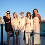 Vanessa Martins Instagram - Ontem nesta localização incrível celebrou se o aniversário da @almande.label marca criada pela @barbaracorby uma pessoa generosa, festeira, sonhadora… eu admiro muito a Bárbara e todos os planos que ela tem para a marca dela. Foi um celebração real e no próximo ano ela deveria cobrar entradas porque isto é digno de ser partilhado com mais pessoas. Fora de brincadeiras, reunir tantas mulheres maravilhosa só poderia dar um resultado maravilhoso! Gosto de todas elas. Todas. O melhor que o digital me trouxe poder ter contato com todas elas. Que sortuda! Vesti o conjunto Amuse tamanho M. Está em pré-venda por isso não percam tempo!