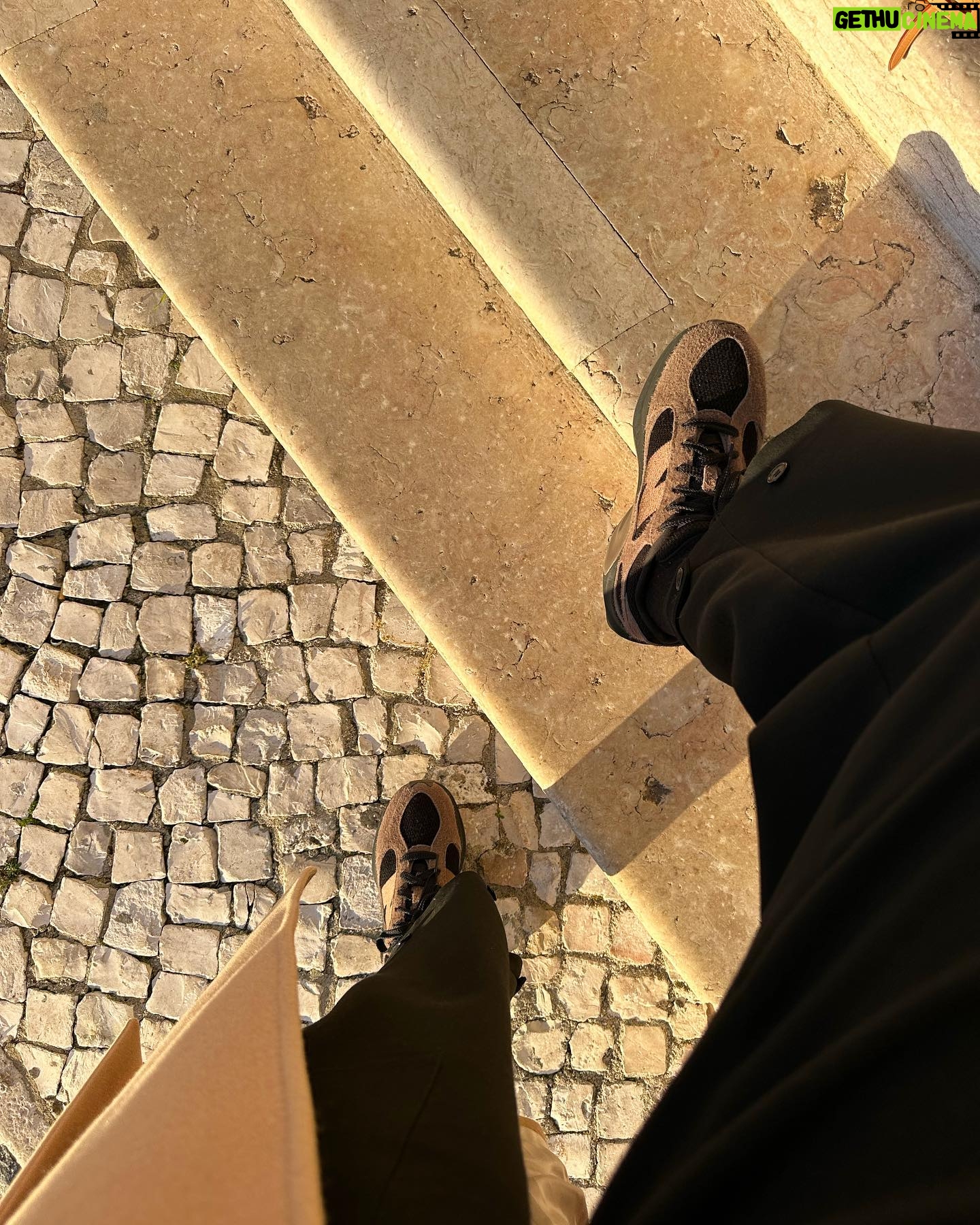 Vanessa Martins Instagram - Passamos os dias a correr, não é verdade? Esta expressão faz ainda mais sentido se estiver a usar os meus New Balance WRPD Runner! O conforto é tanto que até diria que os dias agora passam e eu nem sinto😅 @newbalance #NBWRPDRunner