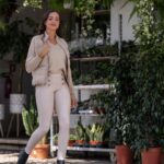Vanessa Martins Instagram - Dia 28 de Novembro a @calzedonia da Rua Garret será só nossa! Seremos só 30 meninas, em dois grupos de 15, onde vamos poder estar juntas, conhecer toda a coleção de perto, com dicas de styling em primeira mão e muitas ofertas. Para entrares neste evento privado só tens que garantir a tua presença através do link nos stories! Conto contigo? Vai ser incrível, aproveita e garante já o teu lugar! #calzedonia #selectedbyvanessamartins #feelgoodincalzedonia