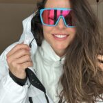 Vanessa Martins Instagram - Uma verdadeira canseira! Mas por um bem maior! Hoje com uma camisola a mais que o normal porque as temperaturas baixaram muito (amanhã já sobe 😮‍💨). A ideia não passa só por não ficar com frio mas no meio de tantas camadas de roupa conseguir ter movimentos que não condicionem a performance no Ski. Roupa térmica é o segredo, e calças e casaco confortáveis! Se acharam complexo não queiram imaginar calçar as botas de ski 🫠. Deixo-vos as marcas: Camisola @columbia1938 Calças @scalperscompany Casaco @zara Óculos de sol @chromeheartsofficial Óculos neve @zeissgroup Ambos do @olhardeprata