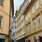 Vanessa Martins Instagram - Gostei de Praga. Ótimo sítio para ir num fim‑de‑semana, é suficiente na minha opinião. Cidade bonita e toda arranjadinha. Privilegiam imenso a arte e os seus artistas. As cores dos edifícios 😍 A arquitetura mantém se na antiguidade criando memória pela história. Andrea Bocelli a repetir! 👌🏻