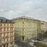 Vanessa Martins Instagram - Gostei de Praga. Ótimo sítio para ir num fim‑de‑semana, é suficiente na minha opinião. Cidade bonita e toda arranjadinha. Privilegiam imenso a arte e os seus artistas. As cores dos edifícios 😍 A arquitetura mantém se na antiguidade criando memória pela história. Andrea Bocelli a repetir! 👌🏻