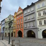 Vanessa Martins Instagram - Gostei de Praga. Ótimo sítio para ir num fim‑de‑semana, é suficiente na minha opinião. Cidade bonita e toda arranjadinha. Privilegiam imenso a arte e os seus artistas. As cores dos edifícios 😍 A arquitetura mantém se na antiguidade criando memória pela história. Andrea Bocelli a repetir! 👌🏻