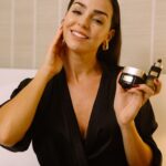 Vanessa Martins Instagram - *pub É durante a noite que o nosso corpo recupera, e isso não é excepção para a nossa pele. Midnight é a gama de cuidados de pele da L’Oréal Paris que vai revolucionar a tua pele noite após noite. O Sérum e o creme atuam durante a noite que é quando a nossa pele está mais recetiva para ser reparada. Graças a estes produtos a nossa pele fica profundamente hidratada, mais jovem e luminosa e, para além disto, mais firme como um efeito lifting ✨ @lorealparis #Midnight #RenovaçãoCelular #LorealParisSkincare #LorealParisPortugal
