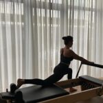 Vanessa Martins Instagram - O meu treino preferido é de superiores, tenho mesmo prazer em trabalhar braços, costas, e ombro principalmente!! Existe muito o mito que as mulheres não gostam de treinar superiores, aqui estou eu para mostrar o contrário. Treinar todos os grupos musculares é essencial. E vocês são team 🍑 ou 💪🏻 ? E não há treino que tenha resultados sem uma alimentação e suplementação adequada. Até dia 4 de março packs com ofertas da semana variadas na @prozis Em compras de: 25€ - oferta de Lean Brioche Bread 360 g 45€ - recebe Peanut Butter 250 g 75€ - escolhe entre: Melatonin 90 caps ou ZMB6 - Zinc Magnesium B6 120 caps ou Collagen Magnesium 90 tabs ou Collagen Hair, Skin & Nails 90 tabs 90€ - oferta de 6 x Sugars-Free Vanilla Flavored Waffles 25 g Lean Brioche Bread 360 g 6 x Whole Wheat Wrap Konjac Noodles 270 g Zero Break Duo 💰 Cupão VANESSA para acesso a esta promoção 10% desconto sobre tudo o que comprares!