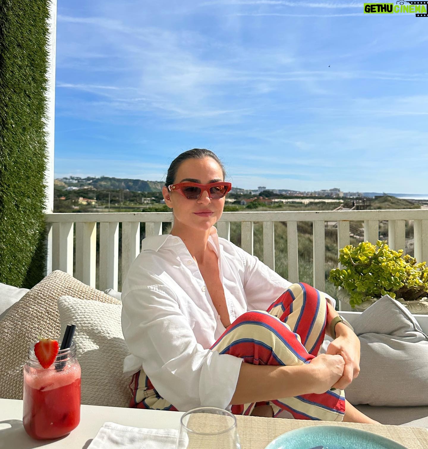 Vanessa Martins Instagram - Que sábado bom. Sol maravilhoso, num dos meus restaurantes preferidos, peixe fresco, vista de sonho. A vida fica melhor perto da praia. @classico_byolivier