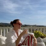 Vanessa Martins Instagram - Que sábado bom. Sol maravilhoso, num dos meus restaurantes preferidos, peixe fresco, vista de sonho. A vida fica melhor perto da praia. @classico_byolivier