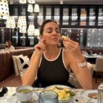 Vanessa Martins Instagram - Photo dump da minha semana de aniversário! Fiz anos 2a feira e antes tive 4 dias doentíssima. 3a organizei me 4a e 5a Porto, 6a feira workaholic mode. Fim‑de‑semana passou a voar. Meu Deus já tenho 38 anos! 1a check in no @winebookshotels 2a adorei o hotel super bonito 3a jantei no meu sushi preferido @yakuza_byolivier 4a escolhi o cheirinho do novo produto da Frederica(não é um perfume) 5a o meu creme preferido de noite acabou @caudalie 6a a @fredericalifestyle foi considerada pelo 2o ano consecutivo uma das melhores PMEs de Portugal 7a a começar o dia cedo no Porto 8a recebi flores @bloomfloreseventos 9a adoro o Porto! 10a voltei a casa e ando a experimentar novos pequenos almoços que controlem melhor os meus picos de glicose. Prá semana há mais!!!!! 😘