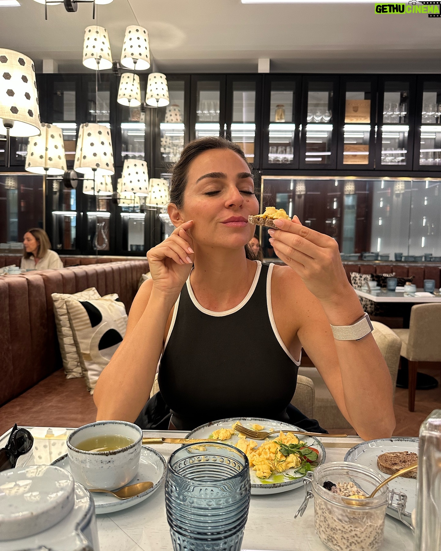 Vanessa Martins Instagram - Photo dump da minha semana de aniversário! Fiz anos 2a feira e antes tive 4 dias doentíssima. 3a organizei me 4a e 5a Porto, 6a feira workaholic mode. Fim‑de‑semana passou a voar. Meu Deus já tenho 38 anos! 1a check in no @winebookshotels 2a adorei o hotel super bonito 3a jantei no meu sushi preferido @yakuza_byolivier 4a escolhi o cheirinho do novo produto da Frederica(não é um perfume) 5a o meu creme preferido de noite acabou @caudalie 6a a @fredericalifestyle foi considerada pelo 2o ano consecutivo uma das melhores PMEs de Portugal 7a a começar o dia cedo no Porto 8a recebi flores @bloomfloreseventos 9a adoro o Porto! 10a voltei a casa e ando a experimentar novos pequenos almoços que controlem melhor os meus picos de glicose. Prá semana há mais!!!!! 😘