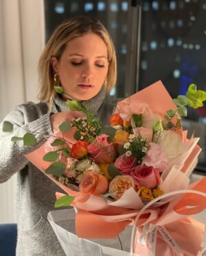 Vanessa Ray Instagram - This is an official @nicolekaplanfenton fan account. These are the prettiest blooms I’ve ever seen. These brightened this chilly winter night. @secretgardenrose