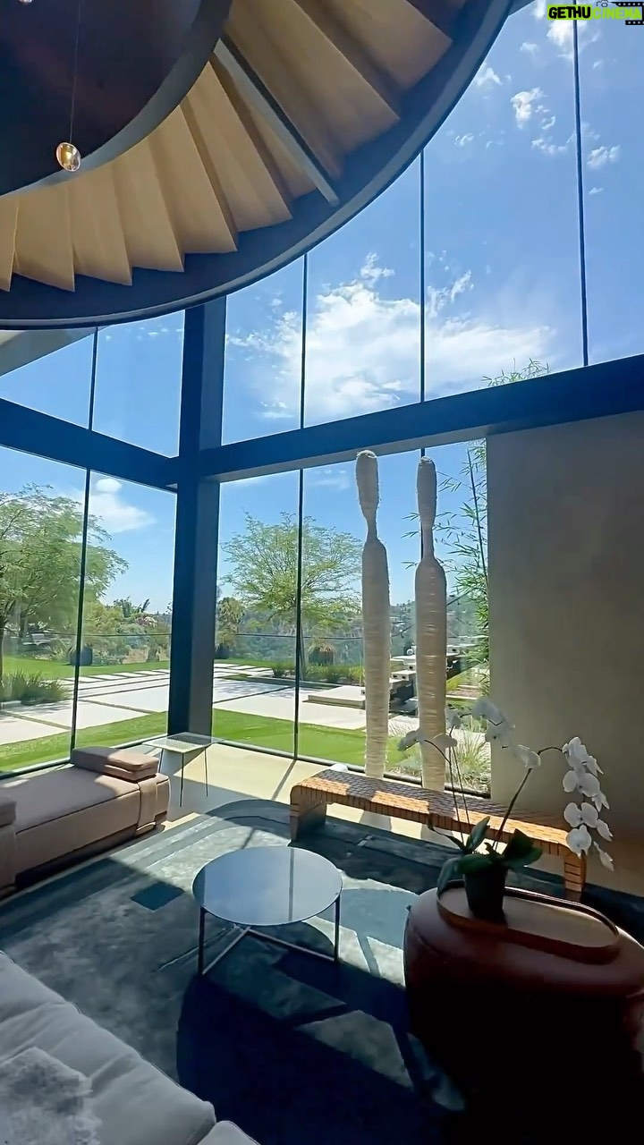 Vanessa Villela - 4.6K Likes - This is how a $65,000,000 home looks like in Bel Air in Los Angeles, California. 🤩
Such a stunning property nearby Stone Canyon Reservoir.
A one of a kind masterpiece retreat crafted by award wining architectural firm Tag Front with spectacular interior design by world renowned Cesar Giraldo. Everything is perfection in this house.
If you need more info you can contact me.
Así luce una casa de $65,000,000 en Bel Air en Los Ángeles, California.
Una propiedad tan impresionante cerca del embalse de Stone Canyon.
Un retiro de obra maestra único creado por el galardonado estudio de arquitectura Tag Front con un diseño interior espectacular del mundialmente famoso César Giraldo. Todo es perfección en esta casa.
Si necesitas mas información puedes contactarme.
#LuxuryRealEstate
#DreamHome
#LuxuryLiving
#MillionDollarListing
#ExclusiveProperties
Listed by Zach Goldsmith Mauricio Umansky & Aaron Kirman