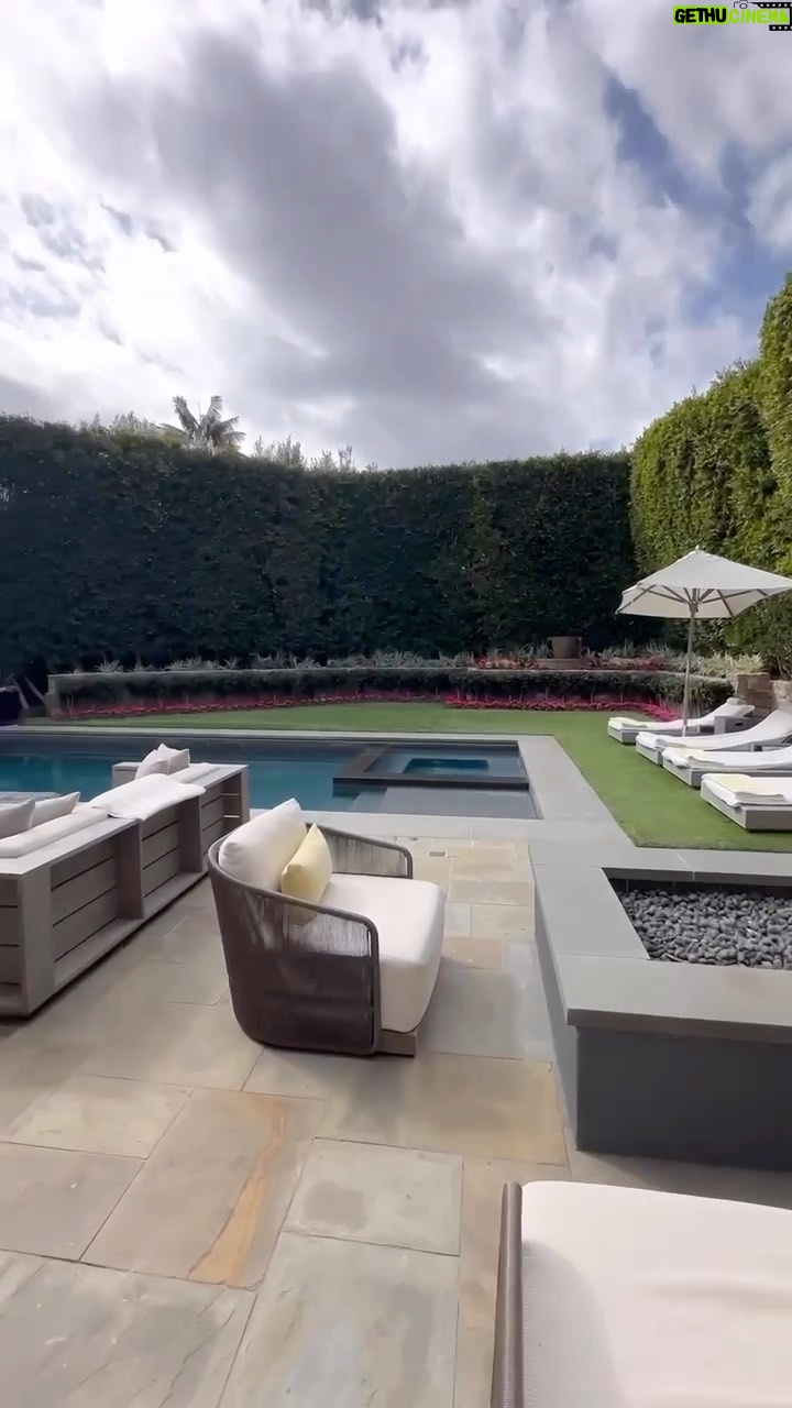 Vanessa Villela - 3.9K Likes - Real Estate Day. Check out this beautiful home located in Brentwood Los Angeles, California, one of my favorite areas of this city! 😍
Contact me for more details and information.
#realestate #luxurylifestyle #interiordesign #luxuryhomes #mansions
Día de Bienes Raíces🏠 💫🤩
¡Miren que hermosa casa ubicada en Brentwood Los Ángeles, California, una de mis áreas favoritas de esta ciudad! 😍
Contáctame para más detalles e información.