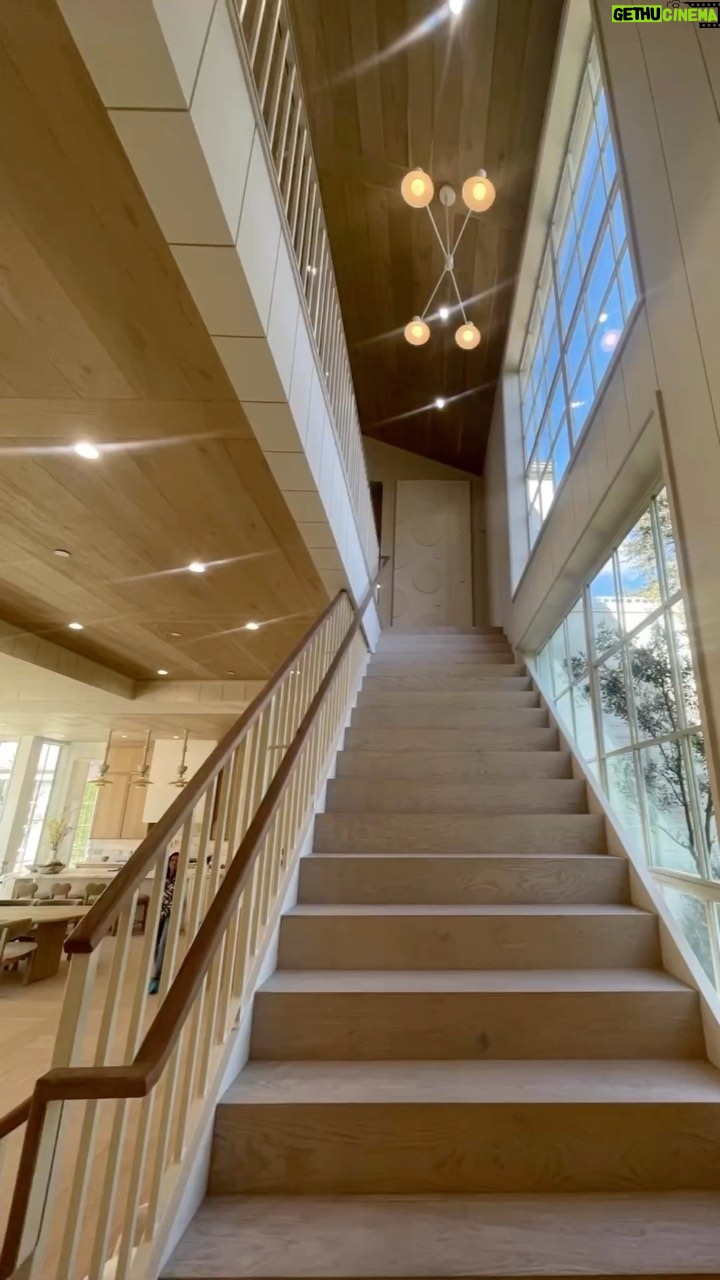 Vanessa Villela - 2.3K Likes - Real Estate Day 🏠 💫🤩
Check out this beautiful home located in Brentwood Los Angeles, California, one of my favorite areas of this city! 😍
Contact me for more details and information.
#realestate #luxurylifestyle #interiordesign
Día de Bienes Raíces🏠 💫🤩
¡Miren que hermosa casa ubicada en Brentwood Los Ángeles, California, una de mis áreas favoritas de esta ciudad! 😍
Contáctame para más detalles e información.