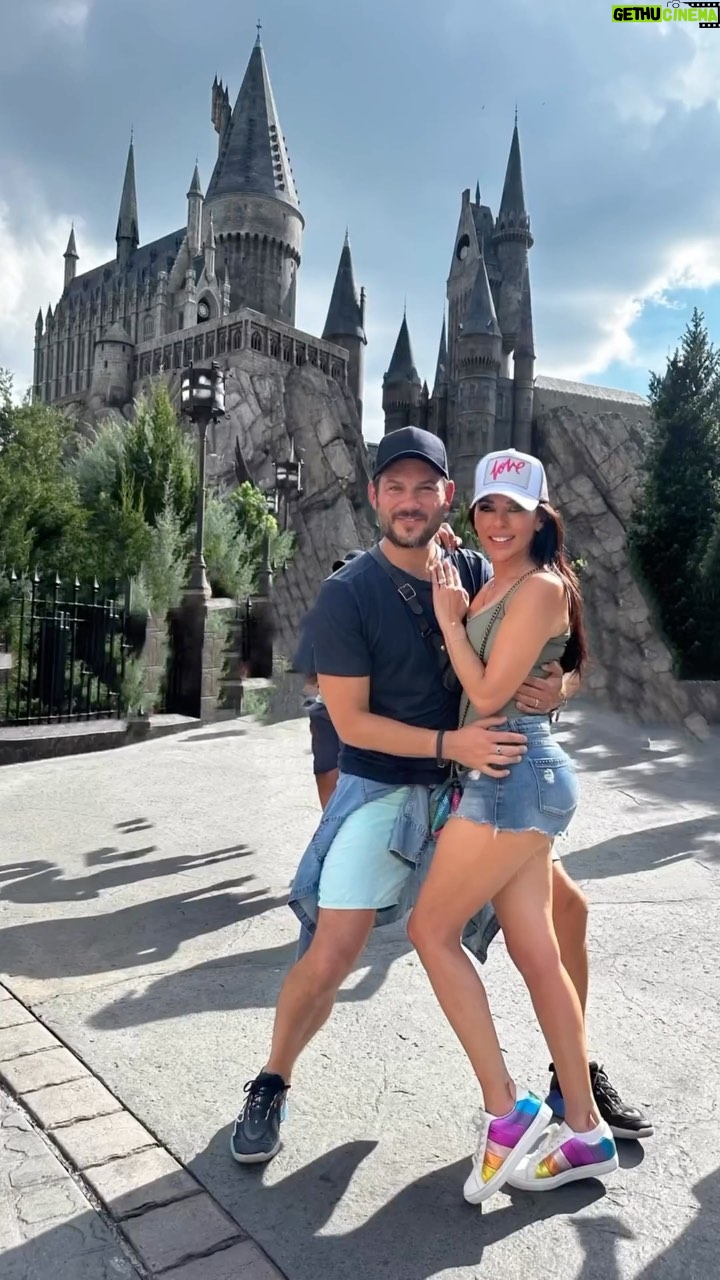 Vanessa Villela - 3.9K Likes - What a magical way to start our anniversary celebration at one of my favorite places in the world 👩❤️💋👨 @universalorlando 🦋🥰✨🪄 @visitorlando we had so much fun!! This place is spectacular #AtUnivetsal #VisitOrlando
¡Qué manera tan mágica de comenzar la celebración de nuestro aniversario en uno de mis lugares favoritos del mundo 👩❤️💋👨 @universalorlando 🦋 ✨ @visitorlando nos divertimos mucho!! Este lugar es espectacular #AtUnivetsal #VisitOrlando