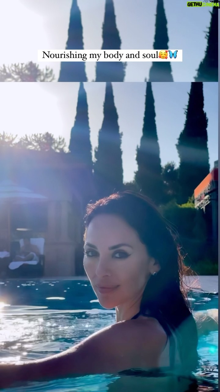 Vanessa Villela Instagram - Nourishing my body and soul is a gift I give to myself, connecting with nature, meditating eating healthy, and working out. 🥰🦋 specially for my fitness journey. Who’s with me?? 🙋🏻♀️ Share with me your favorite nourishing rituals❤️ Nutrir mi cuerpo y mi alma es un regalo que me hago, no sólo con lo que como sino también conectándome con la naturaleza, meditando y haciendo ejercicio. 🦋 Comparte conmigo tus rituales favoritos❤️
