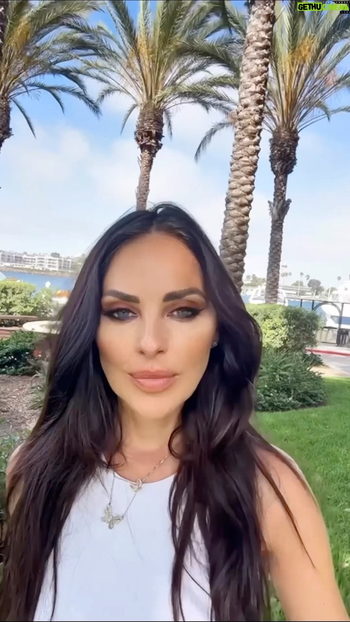 Vanessa Villela - 6.5K Likes - NEWS FLASH!!🎥🎬🥰🦋🎬🎥
🏀🎾🥊💪⭐️
Comment below😊
Hola familia!! Tengo algo que quiero compartir con ustedes, tengo una pequeña sorpresa. Sé que algunos de ustedes se han estado preguntando cuándo voy a volver a la televisión. Bueno, tengo algo especial en preparación, que está iluminando mis días y mis noches.
Hay un proyecto emocionante en el horizonte, que tomará algunos meses, pero requerirá que esté en la mejor forma de mi vida
. Y, como todos saben, he estado haciendo esta búsqueda de series felices para ustedes, así que me hizo pensar. ¿Y si pudiéramos embarcarnos juntos en esta aventura? Qué pasaría si pudiéramos sudar, reír y prosperar como comunidad? Creo en la magia que sucede cuando nos unimos para animarnos e inspirarnos unos a otros.
Así que... Me encantaría que me acompañaras en este increíble viaje.
¿Quien está conmigo?
Estaré practicando diferentes formas de ejercicio y deportes contigo y todo lo que estaré haciendo, ya sea tenis, baloncesto, correr, patinar y muchas otras cosas. Quiero que te unas a mí en esto y encuentres tu felicidad y encuentres tu deporte conmigo.
Te unes conmigo? 🦋🦋🦋