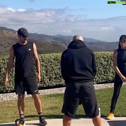 Vanessa Villela Instagram - Weekend workout with the best of the best. This guy is no joke💪 watch till the end. 🤣🤣 He used to be our friend, now he is our enemy LOL 😜🤪 Thank you for the best workout 🌟 @scott_stjohn44 Entrenamiento de fin de semana con lo mejor de lo mejor. Este tipo no es una broma💪vean como lo disfruta hasta el final. 🤣🤣 Solía ser nuestro amigo, ahora es nuestro enemigo JAJAJ😜! 🤪 Gracias por el mejor entrenamiento 🌟 @scott_stjohn44