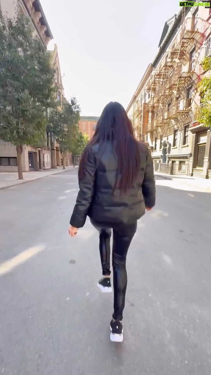 Vanessa Villela Instagram - @wbtourhollywood Warner Bros. Studios, wowwww, from the moment the tour doors opened, I burst into tears, this is where the magic of cinema comes to life! I had an incredible time exploring with my husband, diving into the secrets of making movies and reliving iconic moments, standing where movie history was made, Annie’s Doorway, seeing the staircase where Gizmo from Gremlins was purchased in China Town, sitting on the stairs where Sarah Jessica Parker from Sex and The City stood, even the Micahel Jackson’s Pepsi commercial, where Prince filmed his Purple Rain Cover La La Land Café every corner was a snapshot of pure joy and magic.✨💫😍✨💫✨ Alejandro was a sensational tour guide with so much passion, knowledge and love for studies and his work, thank you for making it even more special. And a special thanks to Stacey from guest services, she was super sweet and both very professional.🤍🦋🤍 #warnerbrosstudios Warner Bros. Studios, wowwww, desde el momento en que se abrieron las puertas de la gira, rompí a llorar, ¡aquí es donde la magia del cine cobra vida! Pasé un tiempo increíble explorando con mi esposo, sumergiéndome en los secretos de la realización de películas y reviviendo momentos icónicos. pararse donde se hizo historia del cine, Annie’s Doorway, ver la escalera donde se compró Gizmo de Gremlins en China Town, sentarse en las escaleras donde estaba Sarah Jessica Parker de Sex and The City, hasta el comercial de Pepsi de Micahel Jackson, donde Prince filmó su Purple Funda para lluvia. La La Land Café cada rincón era una instantánea de pura alegría y magia. Alejandro fue un guía turístico sensacional con tanta pasión, conocimiento y amor por los estudios y su trabajo, gracias por hacerlo aún más especial. Y un agradecimiento especial a Stacey de servicios para huéspedes, fue súper dulce y ambos muy profesionales.