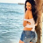 Vanessa Villela Instagram – Hello Familia! 🥰🦋I love Mondays, new week, new opportunities, ready to create magic and make my dreams come true!  Who else loves Mondays? ☺️ 
Photo 1 smiling to life & my hubby (who took the pictures) 😍
Photo 2 I’m happy to where I am, trusting the process. 
Photo 3 Dreaming about what’s coming ⭐️💫🌠 
Which photo are you today? 

¡Hola familia! 🥰🦋Amo los Lunes, nueva semana, nuevas oportunidades, lista para crear magia y hacer mis sueños realidad! ¿Quién más ama los Lunes? ☺️

Foto 1 sonriendo a la vida y mi esposo (quien tomó las fotos) 😍
Foto 2 Estoy feliz de donde estoy, confiando en el proceso.
Foto 3 Soñando con lo que viene ⭐️💫🌠
¿Qué foto eres hoy