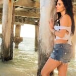 Vanessa Villela Instagram – Hello Familia! 🥰🦋I love Mondays, new week, new opportunities, ready to create magic and make my dreams come true!  Who else loves Mondays? ☺️ 
Photo 1 smiling to life & my hubby (who took the pictures) 😍
Photo 2 I’m happy to where I am, trusting the process. 
Photo 3 Dreaming about what’s coming ⭐️💫🌠 
Which photo are you today? 

¡Hola familia! 🥰🦋Amo los Lunes, nueva semana, nuevas oportunidades, lista para crear magia y hacer mis sueños realidad! ¿Quién más ama los Lunes? ☺️

Foto 1 sonriendo a la vida y mi esposo (quien tomó las fotos) 😍
Foto 2 Estoy feliz de donde estoy, confiando en el proceso.
Foto 3 Soñando con lo que viene ⭐️💫🌠
¿Qué foto eres hoy