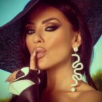 Vanessa Villela Instagram - Another incredible photo from fun photoshoot I did with @jordanliberty lovedd my makeup and the photos🤩 💙 Hair by @tiffanykartistry 💛 Gloves 🧤 by @uncuffedleather Earrings by @bychavelli @thepop.group @portia_pop 🦋🤍🤍🦋 Hat by 👒 @charlesandron @maisonpriveepr_la @maisonpriveepr_alexandra 🩷🩵