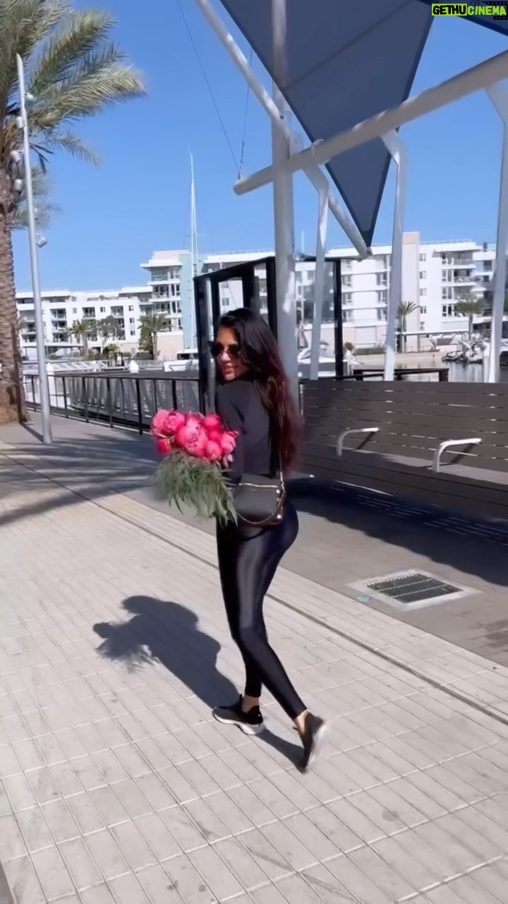 Vanessa Villela - 2.2K Likes - Best way to live, la vida en rosa! 🌸🌺🌸🌺🌸
Happy Saturday familia! Plans for the weekend?
La mejor manera de vivir, la vida en rosa! 🌸🌺🌸🌺🌸
Feliz Sábado familia! Planes para su fin?