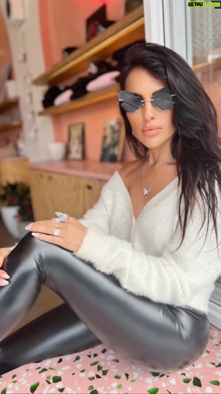 Vanessa Villela - 2.7K Likes - Happy Friday Familia🥰
Legend says that “a wish given to a butterfly is always granted”🪄🦋🪄
Butterflies are a reminder that transformation can be beautiful, we can always come back strong of any setback. Butterflies are delicate and beautiful but also powerful and strong, just like us women are. 💪❤️
This is the reason why I created this Jewlery and Sunglasses “Wave Of Love collection” for all of you!
Get yourself one and use it a sign of love and strength! 💥🦋❤️
Wearing “The Monarch Silver Ring” 💍
“The Power Of Love Necklace” ⛓ & “Black Power Butterfly Sunglasses” 😎
Available at www.VanessaVillela.com
Link in My BIO💫🦋💫🦋💫🦋💫
La leyenda dice que “un deseo dado a una mariposa siempre se cumple”
Las mariposas son un recordatorio de que la transformación puede ser hermosa, siempre podemos volver fuertes de cualquier contratiempo. son delicadas y hermosas, pero también poderosas y fuertes, como lo somos las mujeres.
¡Esa es la razón por la que creé esta “colección Wave Of Love” de joyas y lentes de sol para todos ustedes!
Usalas como una señal de amor y fuerza!
Disponible en www.VanessaVillela.com
Enlace en mi BIO 💫🦋💫🦋💫🦋💫