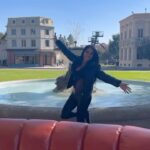 Vanessa Villela Instagram - One month ago, I had the incredible opportunity to visit @wbtourhollywood The highlight of my day was witnessing the set where “Friends” my all time favorite TV show, was filmed. Sitting on the same sofa and being in the exact place where so many memorable scenes were filmed meant the world to me. Unfortunately, as I left the studios, the heartbreaking news about Matthew Perry surfaced, leaving me in disbelief. Though it’s bittersweet to share this, I post it in his honor. #Friends #mathewperry #TvShow #wbstudiotour