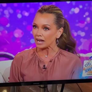 Vanessa Williams Instagram - Makeup @deney_adam  Thanks Deney for my gorgeous glam this morning ☀️💋
・・・
These legs were on @thetodayshow @vanessawilliamsofficial check out her new single OUT NOW! #makeup #music #icon  Pants @eduardolucerola  Blouse @josephfashion