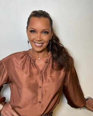 Vanessa Williams Instagram - Makeup @deney_adam  Thanks Deney for my gorgeous glam this morning ☀️💋
・・・
These legs were on @thetodayshow @vanessawilliamsofficial check out her new single OUT NOW! #makeup #music #icon  Pants @eduardolucerola  Blouse @josephfashion