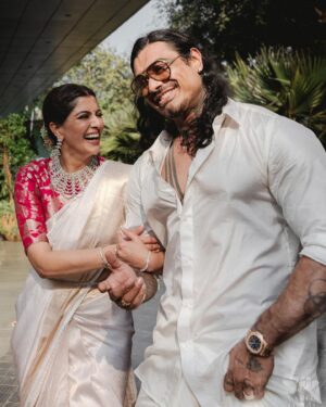 Varalaxmi Sarathkumar Instagram - Engaged 💍
Love laughter and Happily Ever After
#nicholaisachdev 

#blessed #love #engaged #family

@r_sarath_kumar 
Photography @theaaronobed