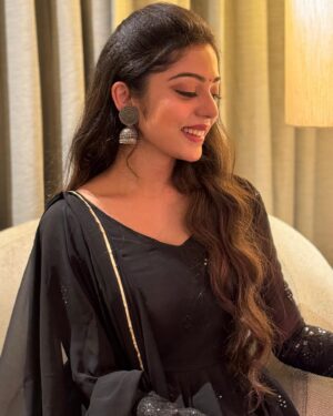 Varsha Bollamma Instagram - Haters will say that’s not a dimple 😌🤭🖤
.