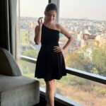 Varsha Bollamma Instagram – What do you call it when a person wearing a black dress makes jokes? 
.
.
Dark comedy 🤓🤓🤓