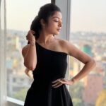 Varsha Bollamma Instagram – What do you call it when a person wearing a black dress makes jokes? 
.
.
Dark comedy 🤓🤓🤓