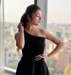 Varsha Bollamma Instagram - What do you call it when a person wearing a black dress makes jokes? 
.
.
Dark comedy 🤓🤓🤓