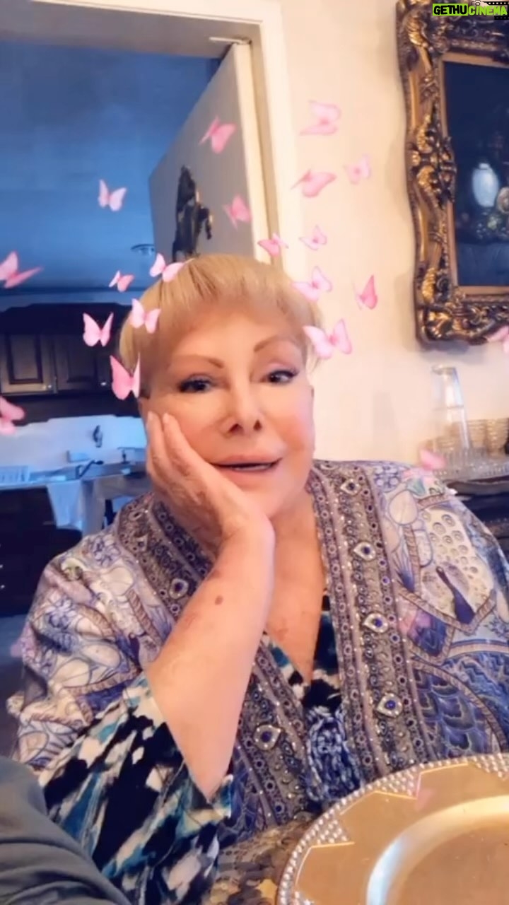 Verónica Castro - 13.2K Likes - Mi mami, siempre bella coquetona a casi tres años de tu partida estás más presente que nunca mamita chula. QEPD 🙏🙇🏻♀️✝️💟