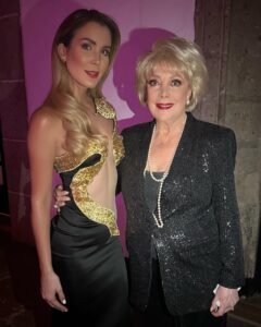 Verónica Montes Instagram - Momentos increíbles que quedarán grabados en mi corazón. 😊❤️ Una noche increíble con mi familia de El Maleficio❤️🔥 ¡No se la pierdan! Dress by: Martha y equipo de @televisa Hair style: @judithvaz_peinados 💄: @blancamartinez.makeupartist #elmaleficio #juliaperalta #actriz #veronicamontes #mexico