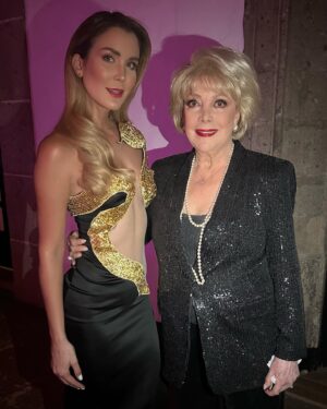 Verónica Montes Instagram - Momentos increíbles que quedarán grabados en mi corazón. 😊❤️
Una noche increíble con mi familia de El Maleficio❤️🔥
¡No se la pierdan! 

Dress by: Martha y equipo de @televisa 
Hair style: @judithvaz_peinados 
💄: @blancamartinez.makeupartist 
#elmaleficio #juliaperalta #actriz #veronicamontes #mexico