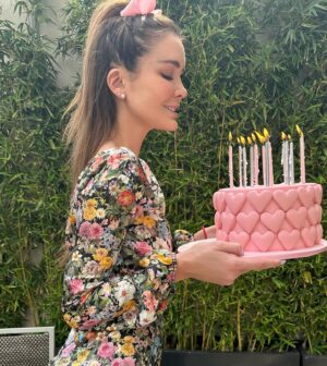 Verónica Montes Instagram - HBD TO ME✨🎂🎉🥳

Gracias por tanto amor!!!! 
L@s amoooo ❤️❤️❤️

Pastel: @montequillamx