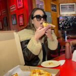 Verónica Montes Instagram - Para todo mal… 🍕 Pizza 🍕 y para todo bien también 🤤 ¿Cuál es tu favorita? ¡Feliz día de la pizza! 🍕 Te leo 👀 . . . . #diadelapizza #pizza #pizzaday #selfie #pizzalover #veronicamontes #photooftheday #elmaleficio
