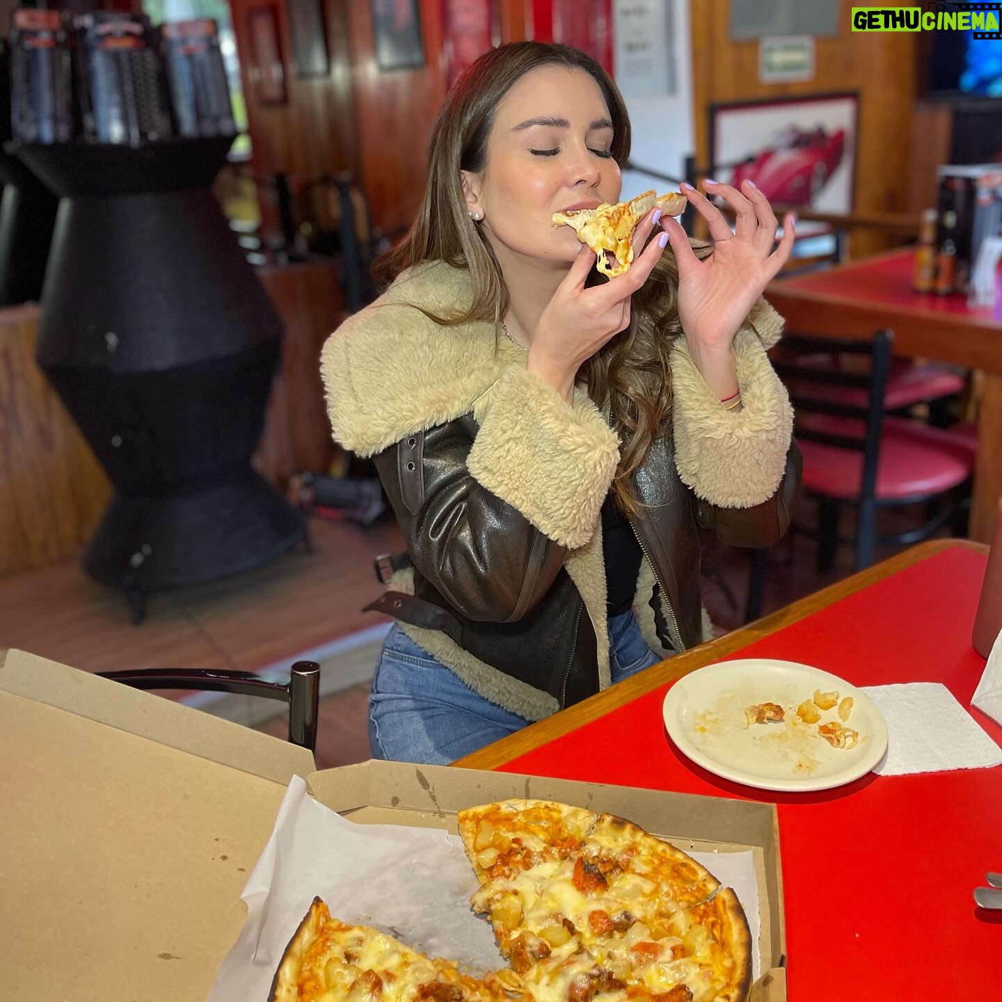 Verónica Montes Instagram - Para todo mal… 🍕 Pizza 🍕 y para todo bien también 🤤 ¿Cuál es tu favorita? ¡Feliz día de la pizza! 🍕 Te leo 👀 . . . . #diadelapizza #pizza #pizzaday #selfie #pizzalover #veronicamontes #photooftheday #elmaleficio