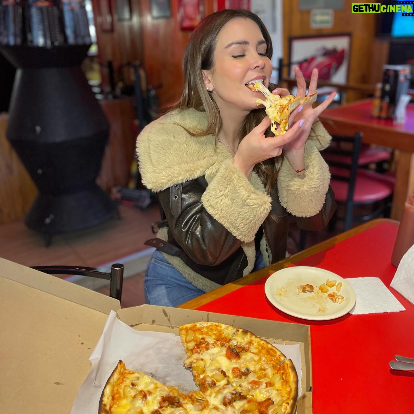 Verónica Montes Instagram - Para todo mal… 🍕 Pizza 🍕 y para todo bien también 🤤 ¿Cuál es tu favorita? ¡Feliz día de la pizza! 🍕 Te leo 👀 . . . . #diadelapizza #pizza #pizzaday #selfie #pizzalover #veronicamontes #photooftheday #elmaleficio