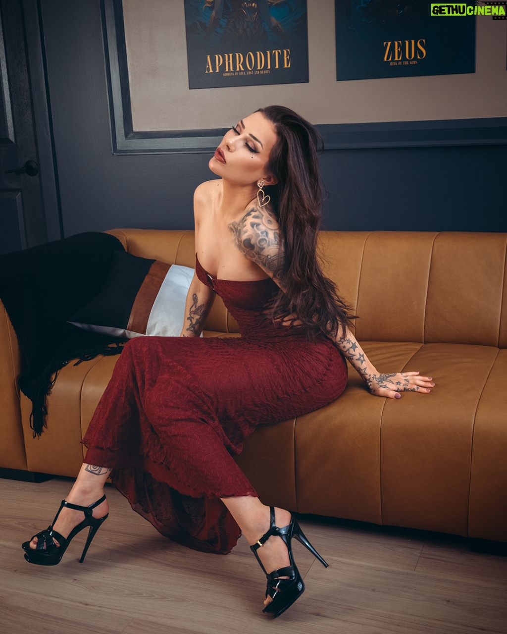Vera Bambi Instagram - A good dress always brings out my inner goddess. My personal reminder that elegance and femininity are always in style. Check the comments, I love to spark up some good conversation, you'll find me there đ